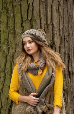 Kırmızı bere ve atkı ve sarı kazak Sonbahar Park, kırmızı yeşil sarı üçlü ile güzel bir genç beyaz kadının mutlu portre moda. Sonbahar, mevsim ve insanlar kavramı. Sonbahar yaşam tarzı