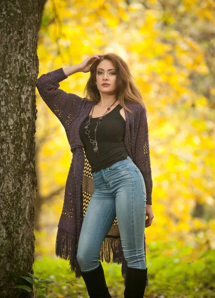一个美丽的感性的年轻白种妇女与长发 直牛仔裤和长黑色靴子在秋季公园的快乐肖像时尚 季节和人的概念 秋季生活方式 — 图库照片