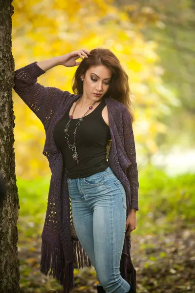 秋の公園で長い髪 ストレートジーンズと長い黒いブーツを持つ美しい官能的な若い白人女性の幸せな肖像画ファッション 人々のコンセプト 秋のライフスタイル — ストック写真