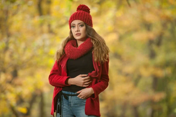 Happy Porträtt Mode Vacker Ung Kaukasiska Kvinna Med Röd Mössa — Stockfoto