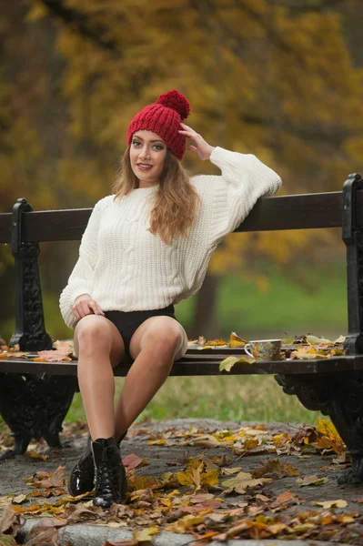 Kırmızı Şapkalı Sonbahar Parkında Beyaz Pullover Siyah Çizmeler Kırmızı Yeşil — Stok fotoğraf