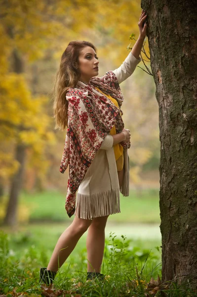 秋の公園 赤緑の黄色のスリーでスカーフ 長い脚と黄色のプルオーバーを持つ美しい若い白人女性の幸せな肖像画ファッション 人々のコンセプト 秋のライフスタイル — ストック写真