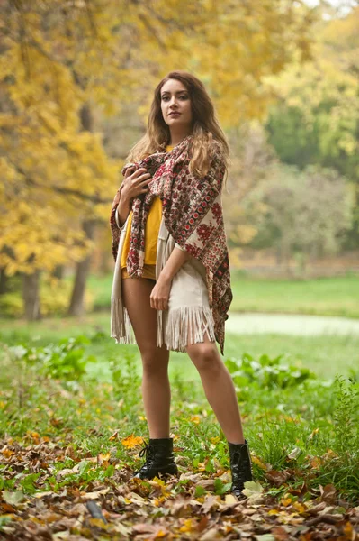 一个美丽的年轻白种妇女与围巾 长腿和黄色拉扯在秋天公园 红绿黄三 季节和人的概念 秋季生活方式 — 图库照片