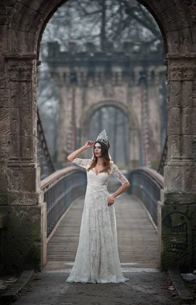 Encantadora Joven Vestida Con Elegante Vestido Blanco Disfrutando Los Rayos —  Fotos de Stock