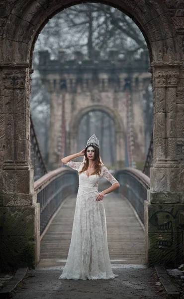 Mooie Jonge Dame Draagt Elegante Witte Jurk Genieten Van Balken — Stockfoto