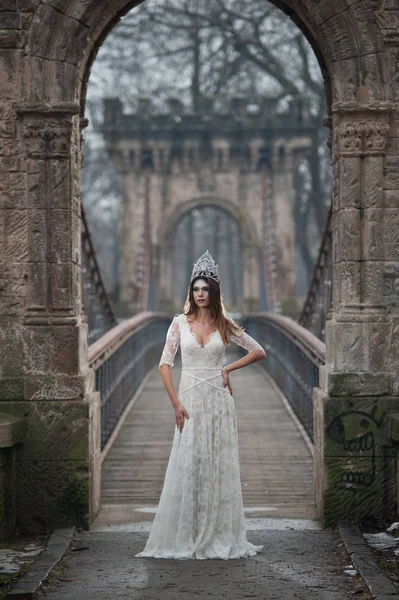 Encantadora Joven Vestida Con Elegante Vestido Blanco Disfrutando Los Rayos —  Fotos de Stock