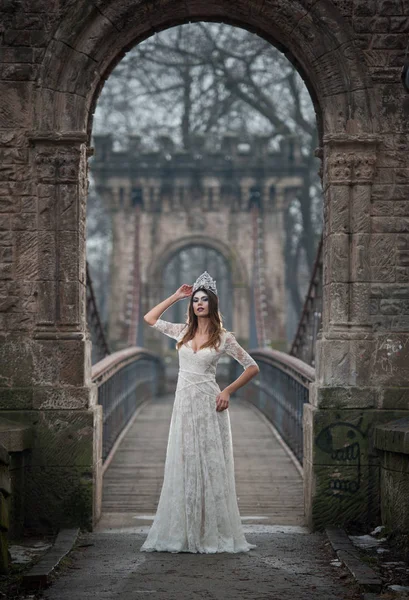 Bella Giovane Signora Indossa Elegante Abito Bianco Godendo Travi Luce — Foto Stock