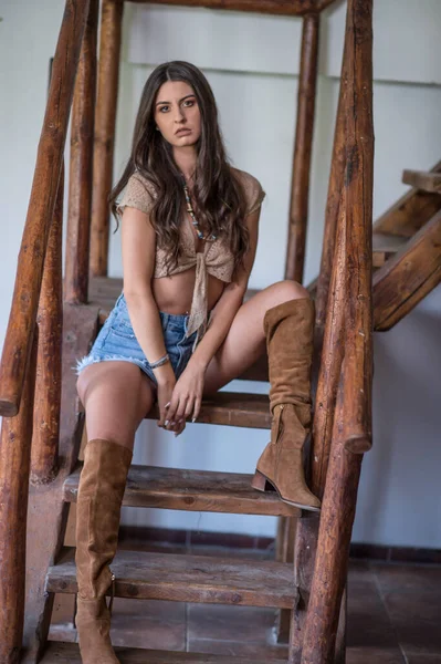 Sinnliche Cowgirl Mit Langen Beinen Und High Heels Sitzen Auf — Stockfoto