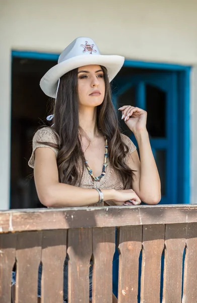 Mooi Brunette Meisje Met Country Look Binnen Geschoten Stabiele Rustieke — Stockfoto