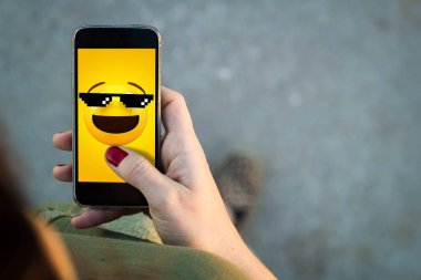 Üstten Görünüm bir meme gönderme sokakta yürürken kadının. Tüm ekran grafik oluşur.