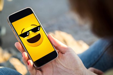 genç kadın bir meme alma yakından görmek. Tüm ekran grafik oluşur.