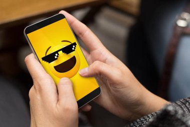 Mobil iletişim kavramı: meme üstünde belgili tanımlık perde ile oluşturulan bir telefon kullanan kız. Tüm ekran grafik oluşur.