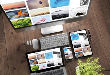 3D render üstten görünüm portföyü ile cihazların üstünde perde ahşap Masaüstü