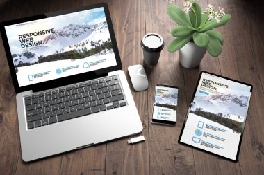 duyarlı web sitesinde ahşap masaüstü üstten görünüm ekranda üç cihazlarla 3D render