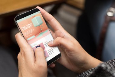 Mobil tasarım konsepti: yaratıcılık öğreticiler online üstünde belgili tanımlık perde ile bir dijital telefon kullanan kız. Tüm ekran grafik oluşur.