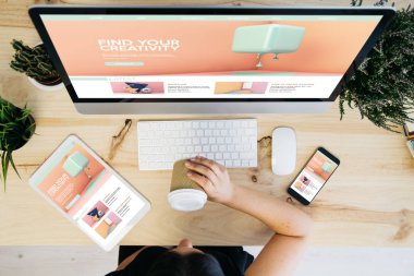 kahve ve duyarlı Öğreticiler Web sitesi tasarımı gösterilen aygıtlar içme kadın havai görünümü