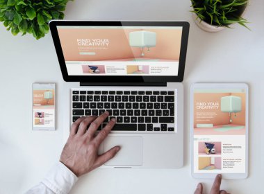 ofis masa tablet, smartphone ile laptop gösteren cretivity duyarlı tasarım Web sitesi