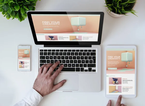 タブレット スマート フォン ラップトップ表示 Cretivity レスポンシブ デザイン ウェブサイト オフィス卓上 — ストック写真