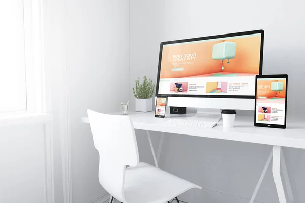 デスクトップ上でデバイスの レンダリングします 創造性のウェブサイトのホーム画面で — ストック写真