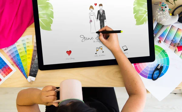 Ontwerper Werkt Uitnodiging Van Bruiloft Met Een Tablet Een Pen — Stockfoto