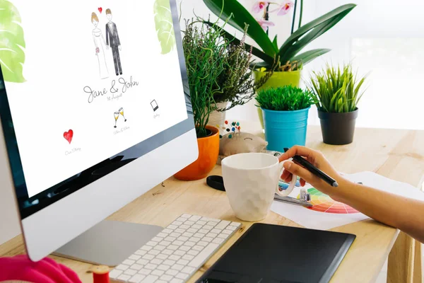 Grafikdesignerin Mit Tablet Stift Eine Hochzeits Website Entwerfen Alle Bildschirmgrafiken — Stockfoto