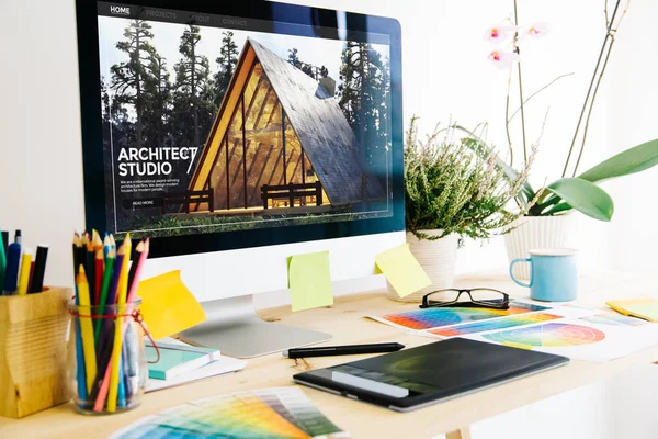 Het Platform Website Studio Houten Bureau Als Werkplek — Stockfoto