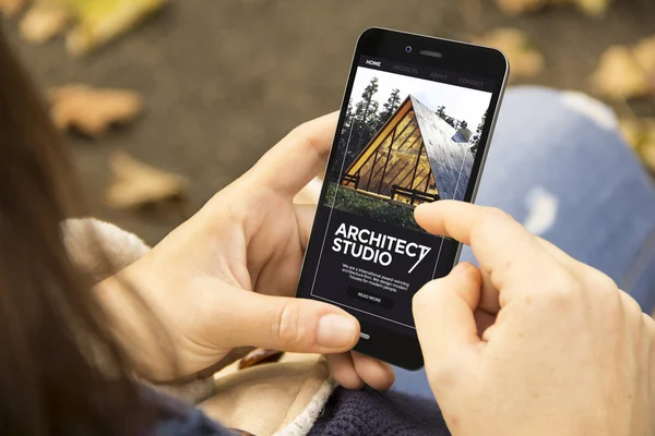 Kvinna Som Håller Genererade Smartphone Med Arkitekten Studio Skärmen Grafik — Stockfoto