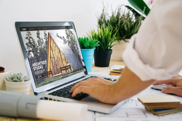 Laptop Mit Architektur Website Auf Dem Bildschirm Alle Bildschirmgrafiken Sind — Stockfoto