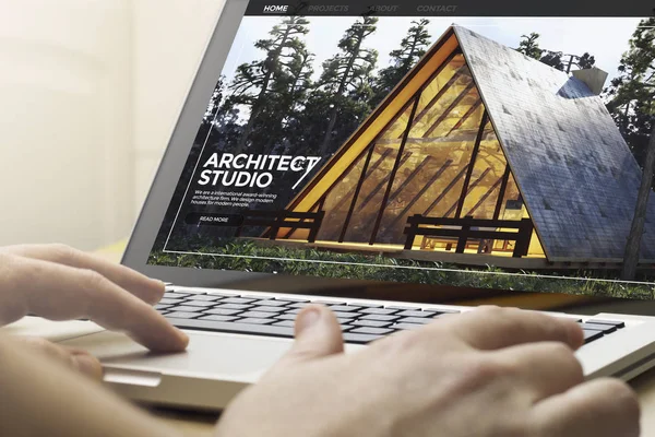 Man Met Behulp Van Een Laptop Met Architect Studio Website — Stockfoto
