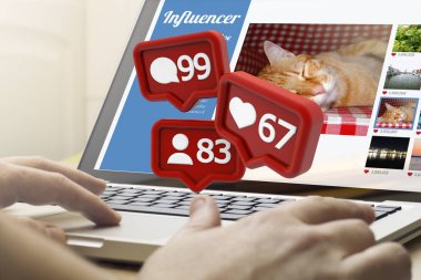Online iş kavramı, ekran üzerindeki sosyal medya bildirimleri ile dizüstü bilgisayar kullanan adam