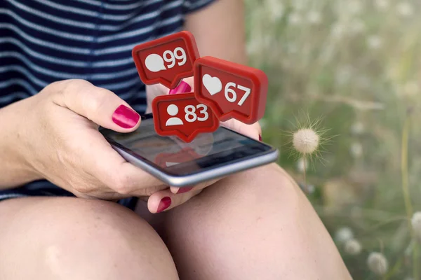 Frau Nutzt Digital Erzeugtes Telefon Mit Benachrichtigungen Über Soziale Medien — Stockfoto