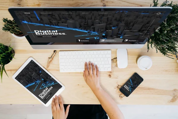 Puncak Tampilan Desktop Dengan Bisnis Digital Layar Perangkat — Stok Foto