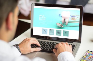 ekranda Diş Kliniği, dizüstü bilgisayar kullanarak iş adamı 