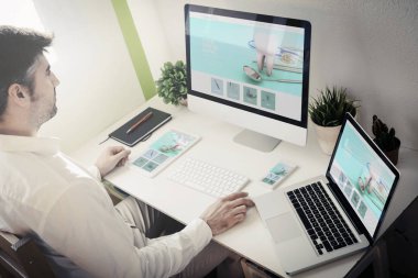 Diş Kliniği Web sitesi ile cihazlar ile çalışan adam
