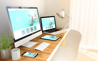 Diş Kliniği Web sitesi ile ahşap masa üzerinde oluşturulan dijital cihazlar