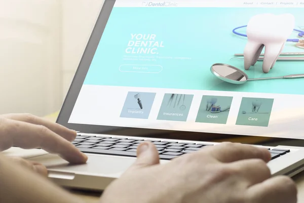 Man Met Laptop Met Tandheelkundige Concept Scherm — Stockfoto