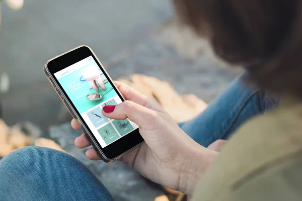 Žena Držící Smartphone Dojemné Zubní Klinika Webové Stránky Obrazovce — Stock fotografie