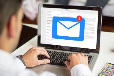 işadamı dizüstü bilgisayar ile posta'yı yönetme