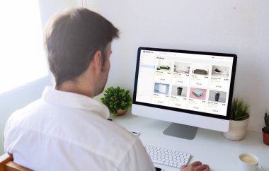 E-shop bilgisayarda tarama adam