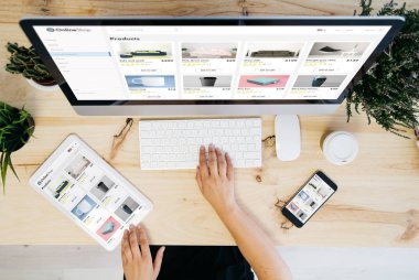 Genel gider masaüstü aygıtları ekranda online alışveriş ile