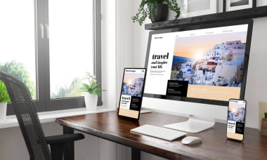 Siyah ve beyaz masaüstü seyahat blog gösteren üç cihazlar ile 