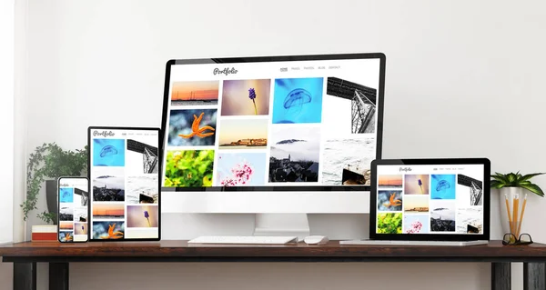 正面応答ポートフォリオ Web サイトのデバイスのホームページ レンダリング — ストック写真