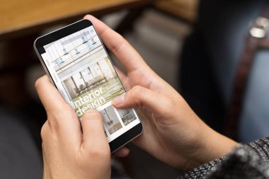 Kız ekranda dahili tasarım web sitesi olan dijital bir telefon kullanıyor. Tüm ekran grafikleri uydurma.