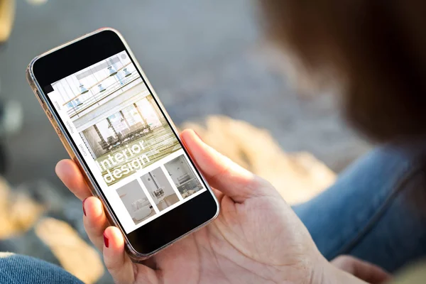 Крупным Планом Молодая Женщина Заглядывает Свой Мобильный Телефон Сайт Дизайна — стоковое фото