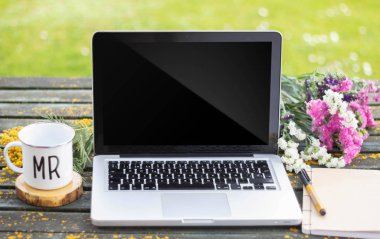 Çiçek ile bahar masasında laptop