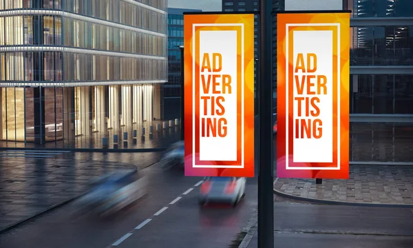 市の夜の3D レンダリングでポストに2つの広告ポスター看板 — ストック写真