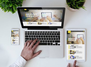 Tabletli, akıllı telefonlu ve bilgisayarlı ofis masaüstü ilgili ux tasarım web sitesini gösteriyor