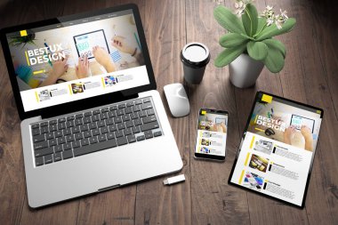 Tahta masaüstü görünümünde karşıt ux tasarım web sitesi olan üç aygıtın 3d görüntülenmesi