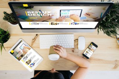 Genel bakış açısında kahve içen kadın ve cihazlar x- Design web sitesini gösteriyor