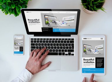 Tabletli, akıllı telefonlu ve dizüstü bilgisayarlı ofis masaüstü havalı bir tasarım web sitesi gösteriyor